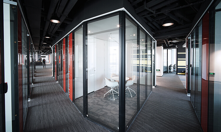 上海辦公室裝修選當地辦公室裝修公司還是品牌分公司