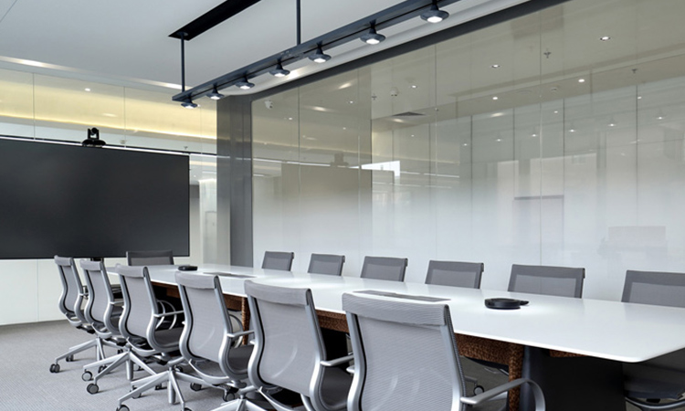 現代風辦公玻璃隔斷會議室